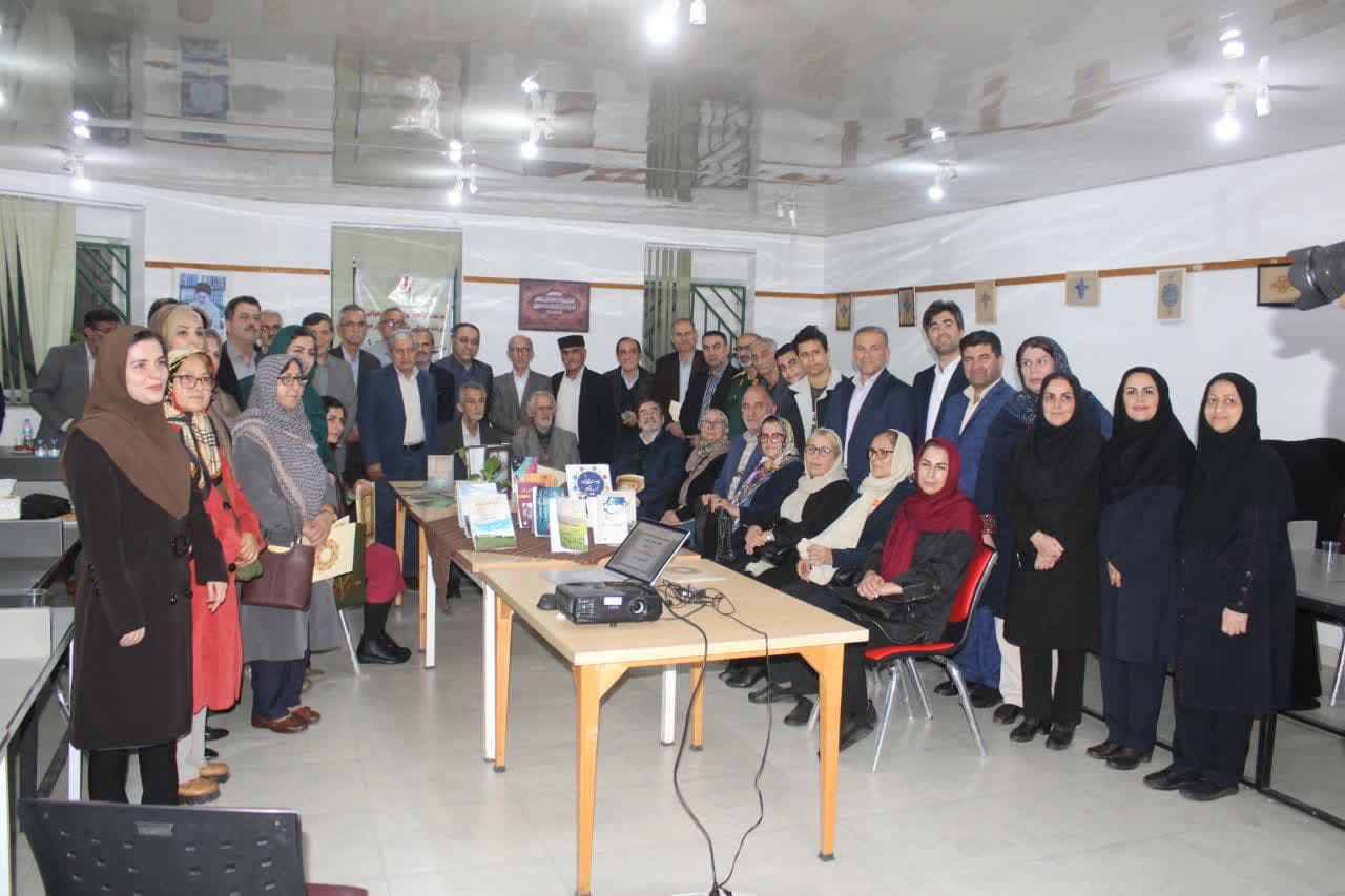 نشست صمیمی ایرج شاهی با نویسندگان شهرستان رضوانشهر به مناسبت هفته کتاب و کتابخوانی