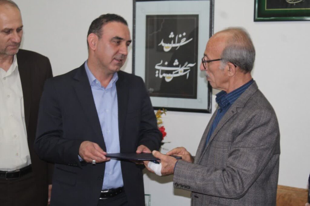 تجلیل فرماندار رضوانشهر از مقام علمی و فرهنگی دکتر ابراهیم خادمی ارده